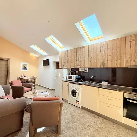 Center The Quiet Luxury 6 *