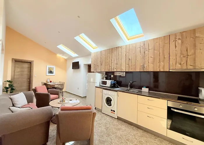 Center The Quiet Luxury 6 *