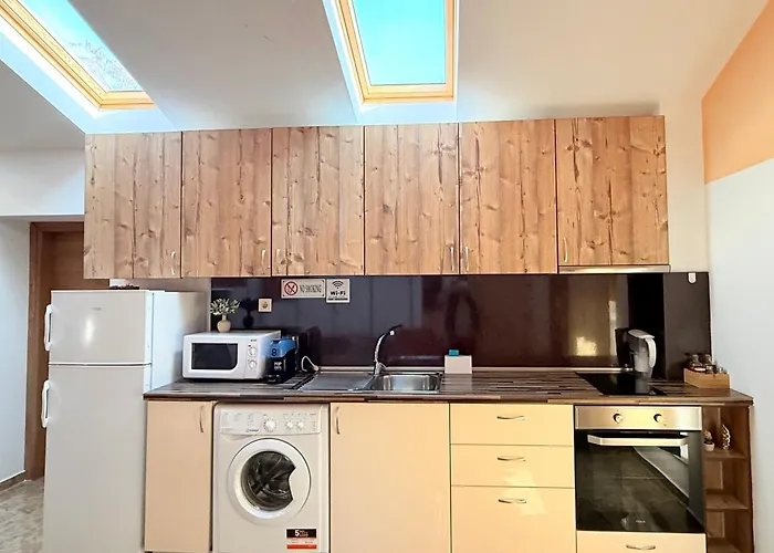 Center The Quiet Luxury 6 *