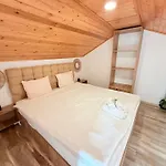 Center The Quiet Luxury 6