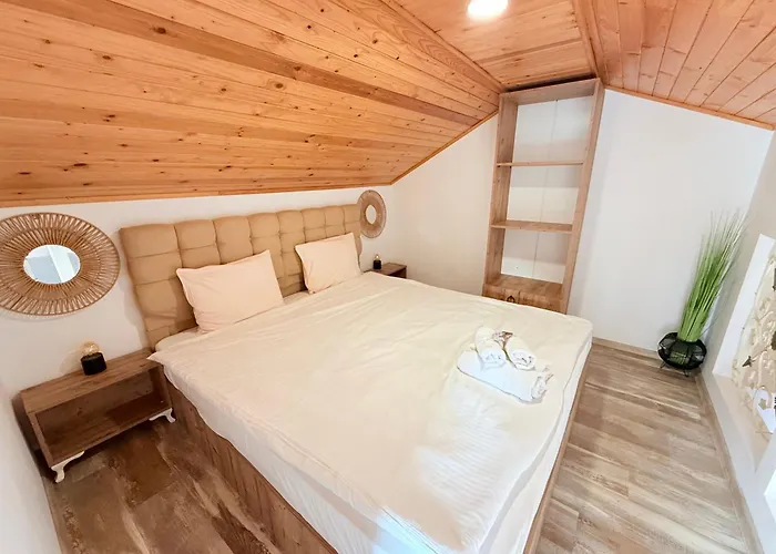 Center The Quiet Luxury 6